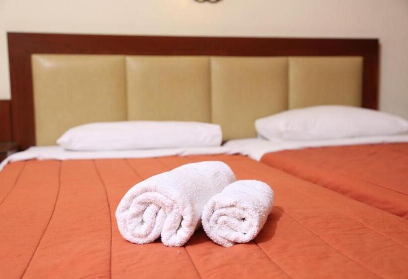 דירת חדר, Zeus