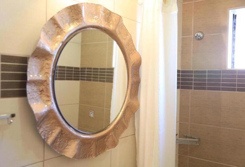 סוויטת ג'וניור, Zeus