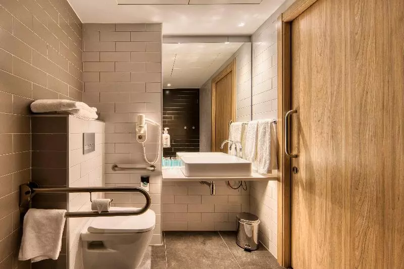 Standard-invahuone Queen-vuode, Holiday Inn Express Madrid Airport, An Ihg