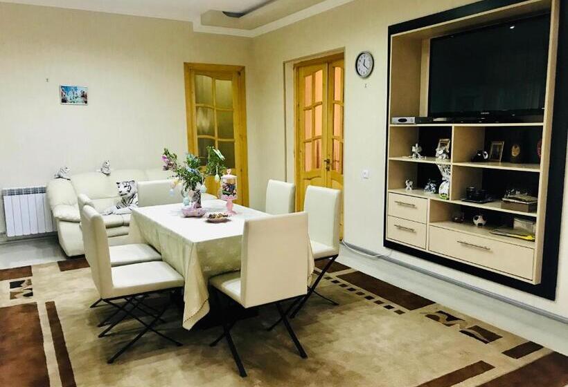 اتاق لوکس, Ekas Rosengarten