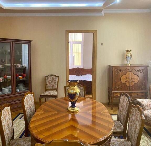 اتاق لوکس, Ekas Rosengarten