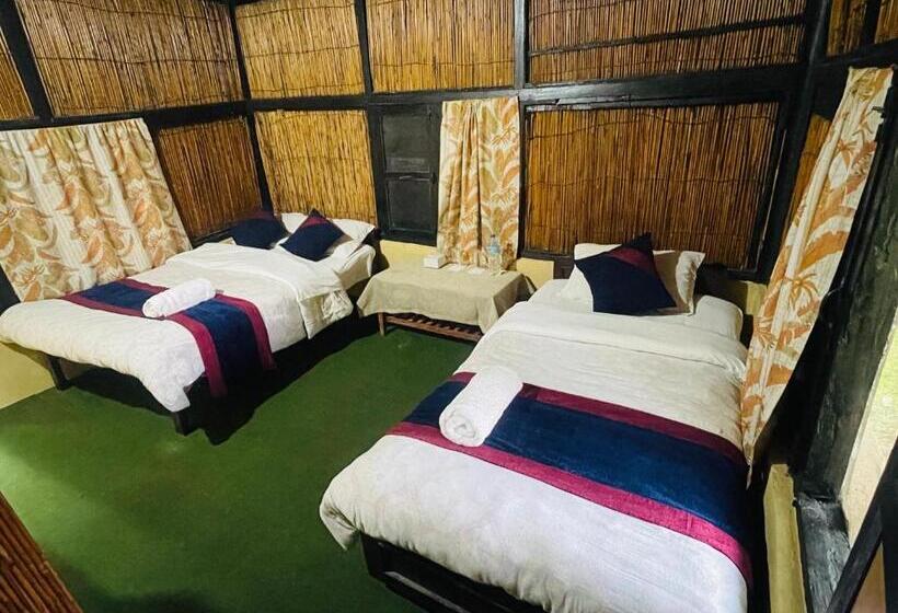 اتاق استاندارد سه تخته با چشمانداز باغ, Tharu Garden, Sauraha