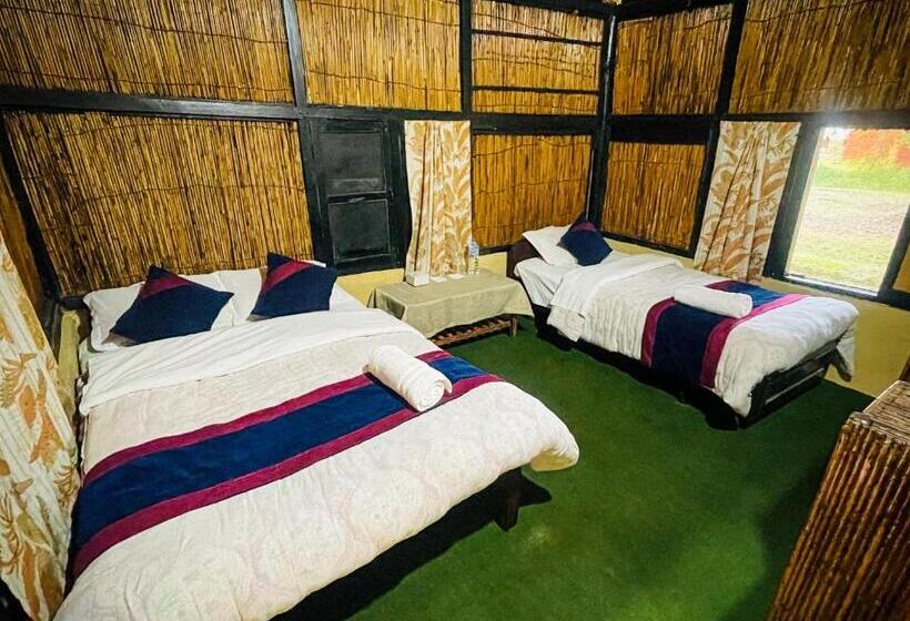 اتاق استاندارد سه تخته با چشمانداز باغ, Tharu Garden, Sauraha