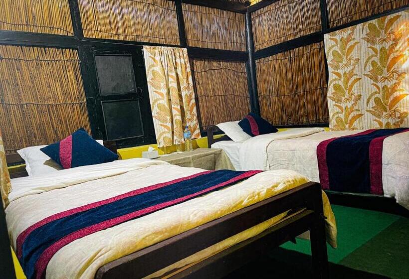 اتاق استاندارد سه تخته با چشمانداز باغ, Tharu Garden, Sauraha