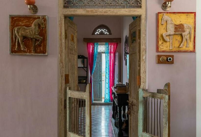 اتاق خانوادگی, Kol Pol Mohalla Boutique Stay