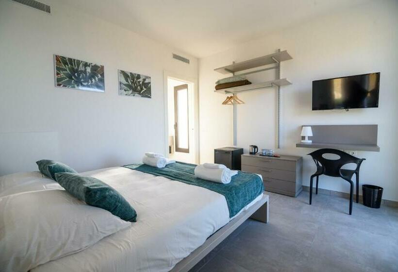 غرفة قياسية مطلّة علي البحر, Agaves