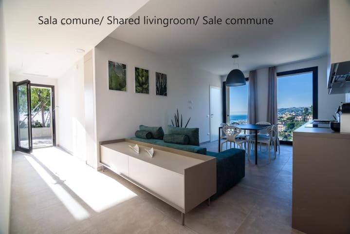 غرفة قياسية مطلّة علي البحر, Agaves