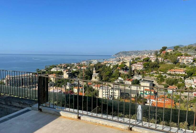 غرفة قياسية مطلّة علي البحر, Agaves