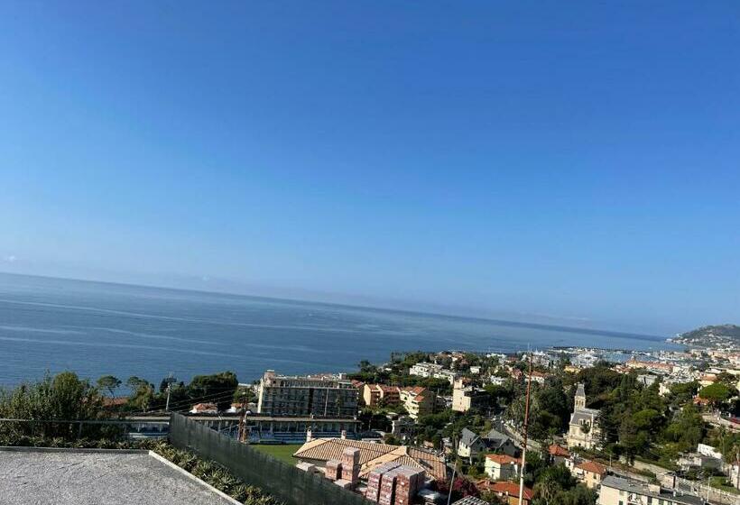 غرفة قياسية مطلّة علي البحر, Agaves