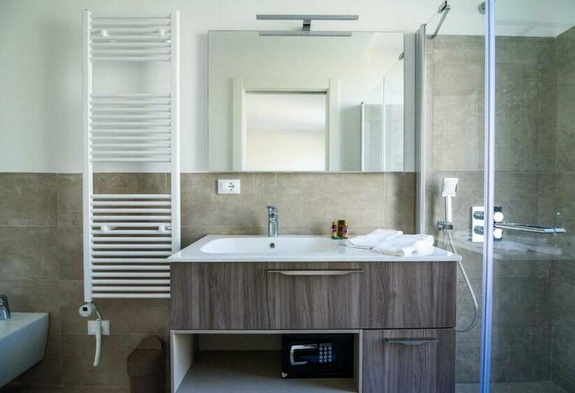 غرفة قياسية مطلّة علي البحر مزوَّدة بشُرفة, Agaves