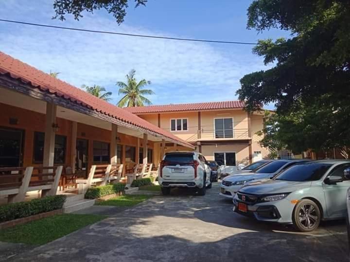 اتاق استاندارد چهار تخته, สุขทวีรีสอร์ท อ่าวมะนาว