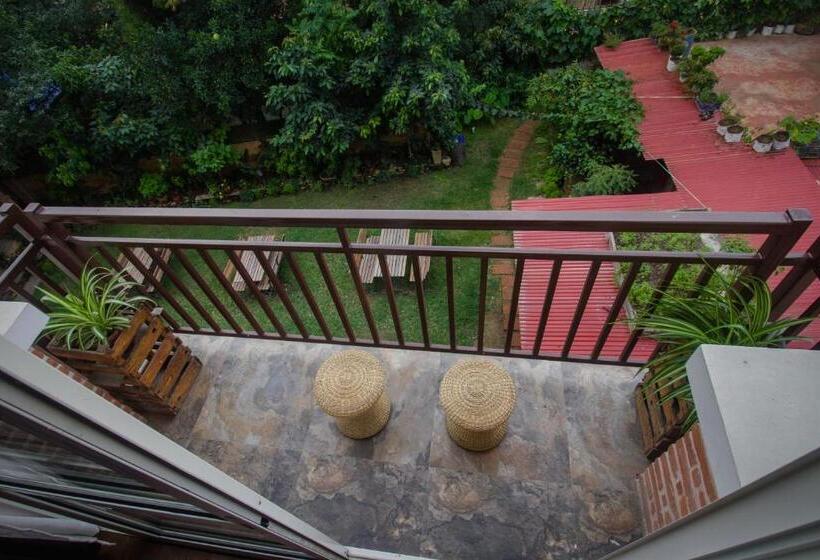 اتاق لوکس با بالکن, Yalamul Garden