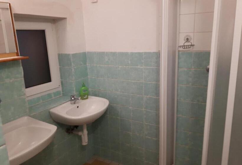 패밀리 룸 공용 욕실, Pod Sněžníkem