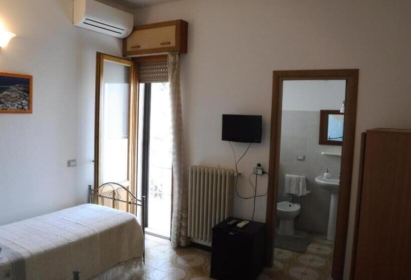 اتاق استاندارد سه تخته با بالکن, B&b Il Cedro