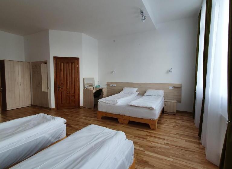 패밀리 스위트, дім святого йосифа