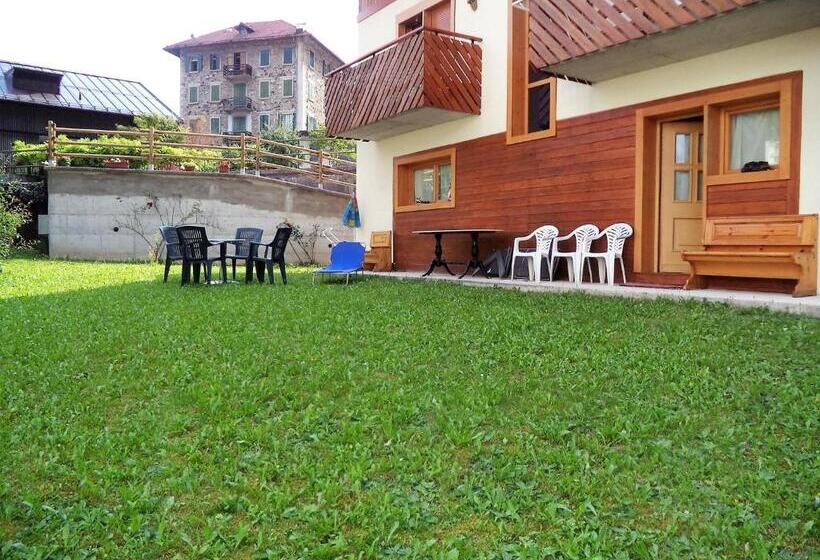 חדר סטנדרט לשלושה עם חדר אמבטיה משוף, B&b Dolomiti