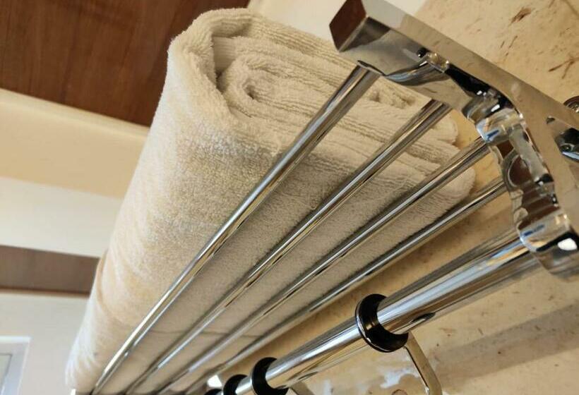 家庭间, Golden Tashi Gakhil Resort