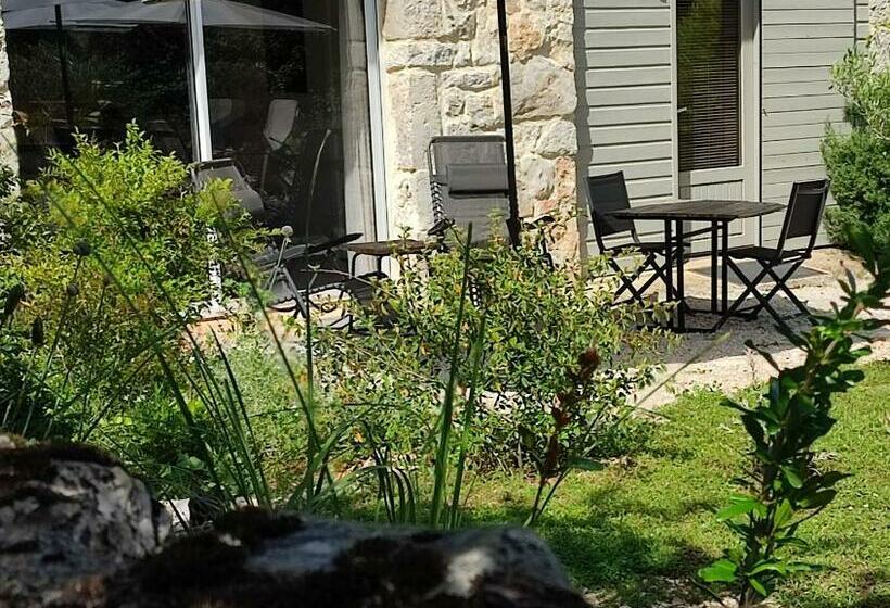 Номер Стандарт Вид на Бассейн, A Deux Pas De St Cirq Lapopie, La Chambre Du Cocher Des Murets De L Isa