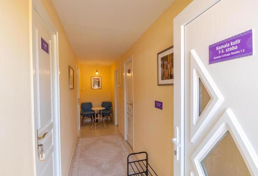 غرفة قياسية حمام مشترك, Kamala Kutir