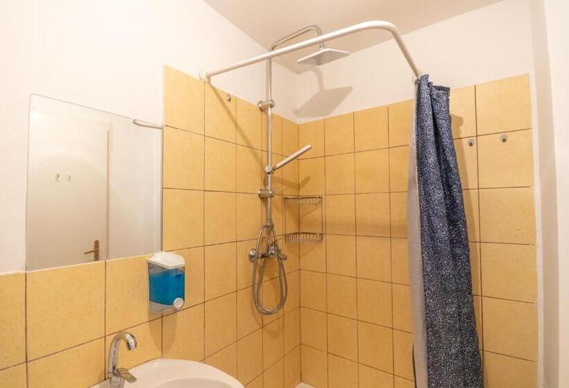 غرفة قياسية حمام مشترك, Kamala Kutir