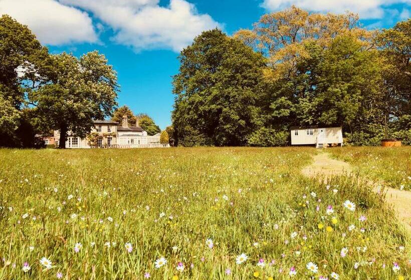בקתת חדר, Somerleyton Meadows   The Hideaway Hut & Hot Tub