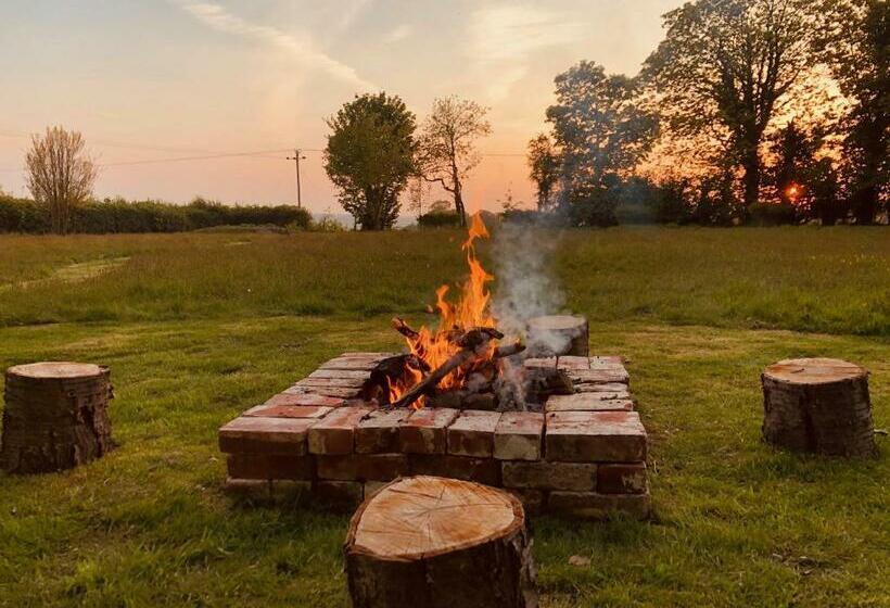בקתת חדר, Somerleyton Meadows   The Hideaway Hut & Hot Tub