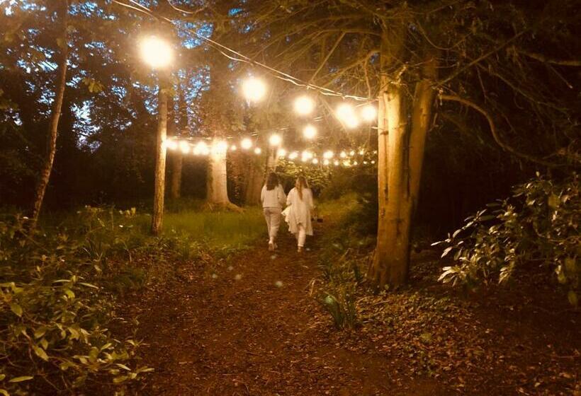 בקתת חדר, Somerleyton Meadows   The Hideaway Hut & Hot Tub