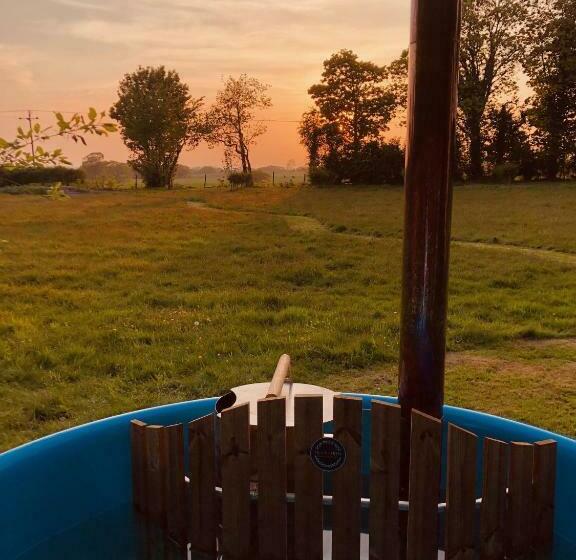 Шале 1 Спальня, Somerleyton Meadows   The Hideaway Hut & Hot Tub