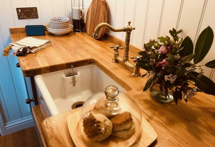 בקתת חדר, Somerleyton Meadows   The Hideaway Hut & Hot Tub