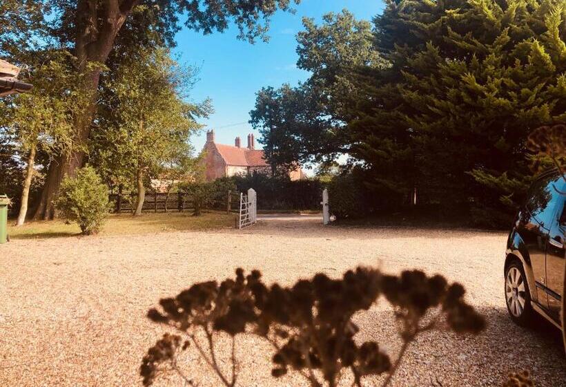 בקתת חדר, Somerleyton Meadows   The Hideaway Hut & Hot Tub