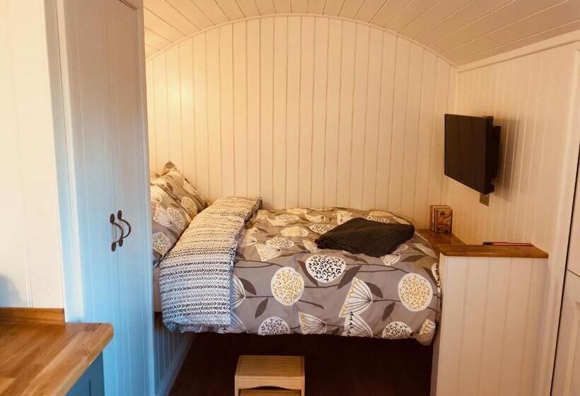 בקתת חדר, Somerleyton Meadows   The Hideaway Hut & Hot Tub