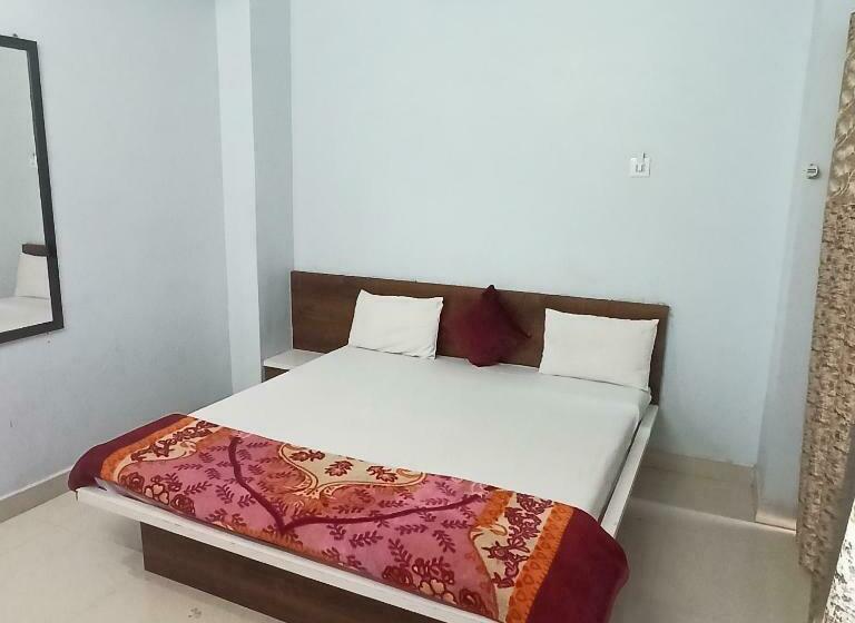 キングサイズベッドのスタンダードルーム, Adiraj Palace And Lodging