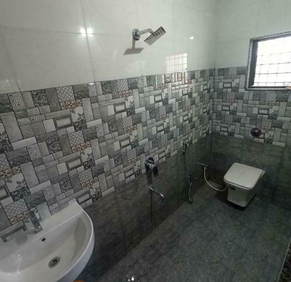 キングサイズベッドのスタンダードルーム, Adiraj Palace And Lodging