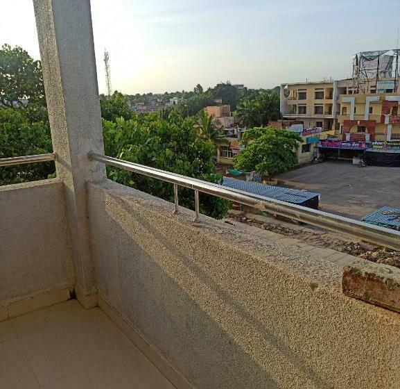 キングサイズベッドのスタンダードルーム, Adiraj Palace And Lodging