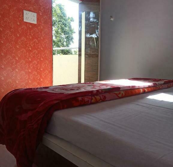 キングサイズベッドのスタンダードルーム, Adiraj Palace And Lodging