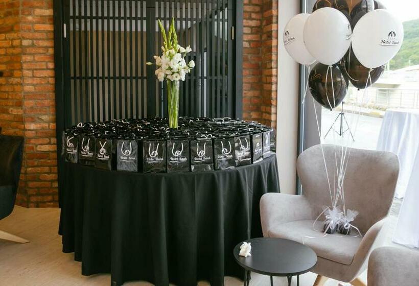 اتاق لوکس با تخت بزرگ, Bank