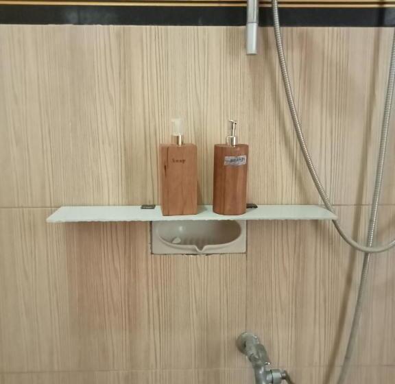 エコノミールーム, Moni Mahalika