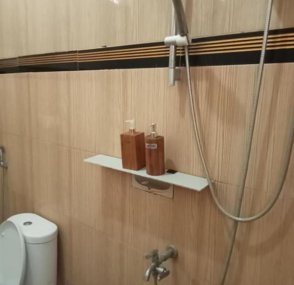 エコノミールーム, Moni Mahalika