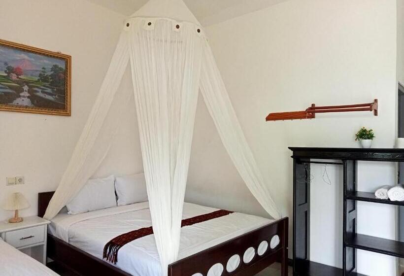 エコノミールーム, Moni Mahalika