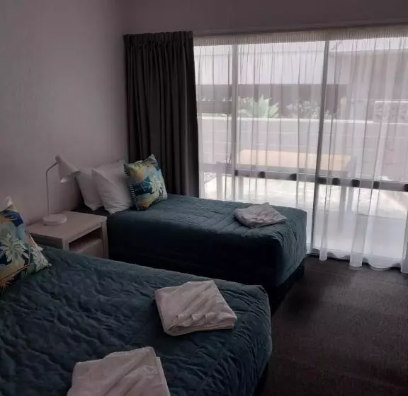 ３ベッドルームアパートメント, Bayview Motel