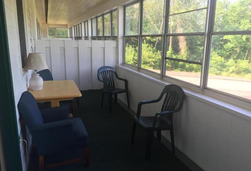 Номер Стандарт с Балконом, Briarcliff Motel