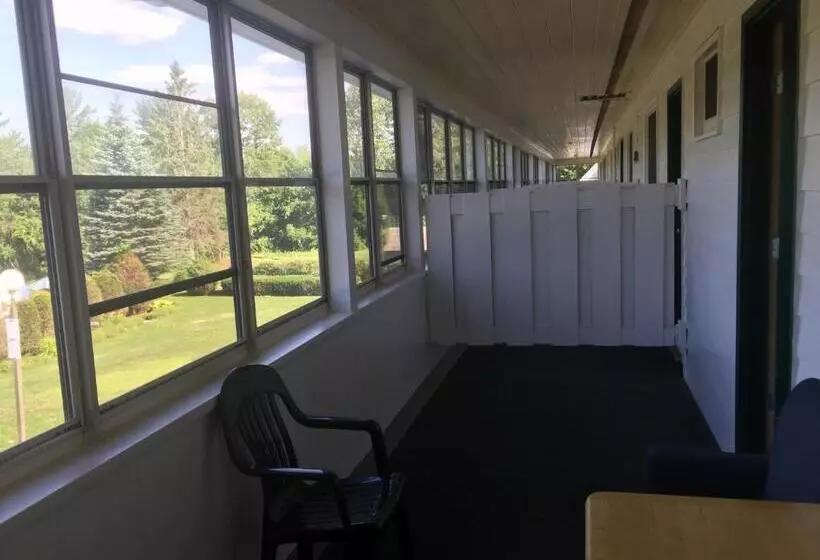 キングサイズベッドのスタンダードルーム, Briarcliff Motel