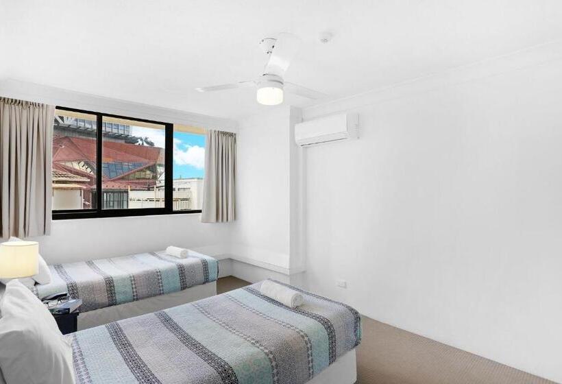 プールビューの２ベッドルームアパート, Breakers North Absolute Beachfront Apartments