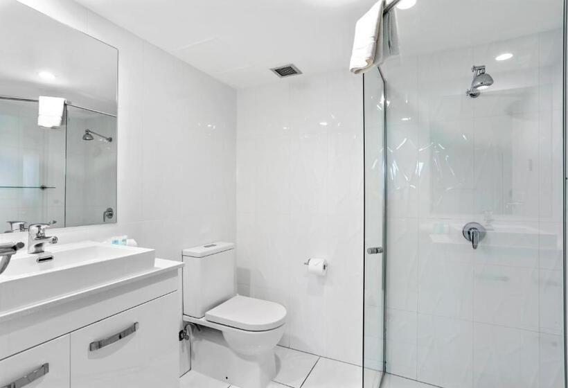 Апартаменты 2 Спальни, Breakers North Absolute Beachfront Apartments