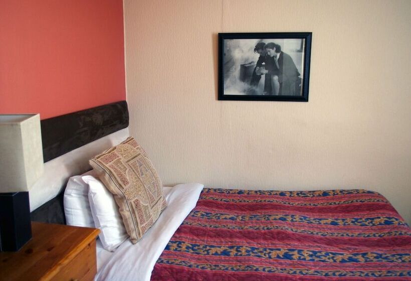 标准单人间, Dukes Folly