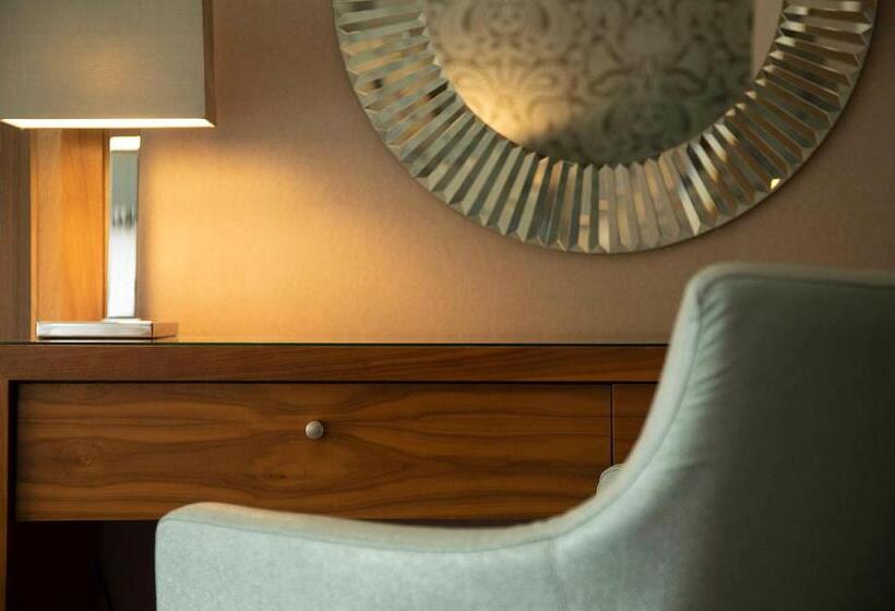 جناح, Fonab Castle