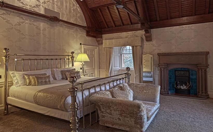 جناح دور أخير, Fonab Castle