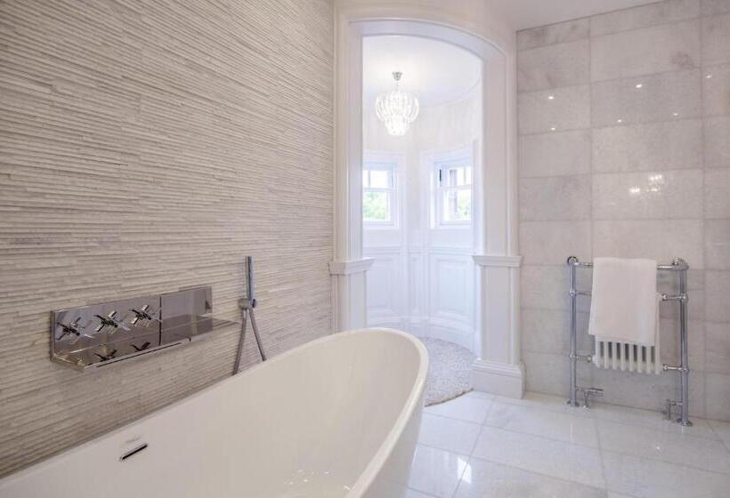 جناح دور أخير, Fonab Castle