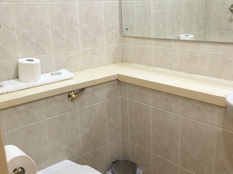 חדר סטנדרט יחיד, Smiths