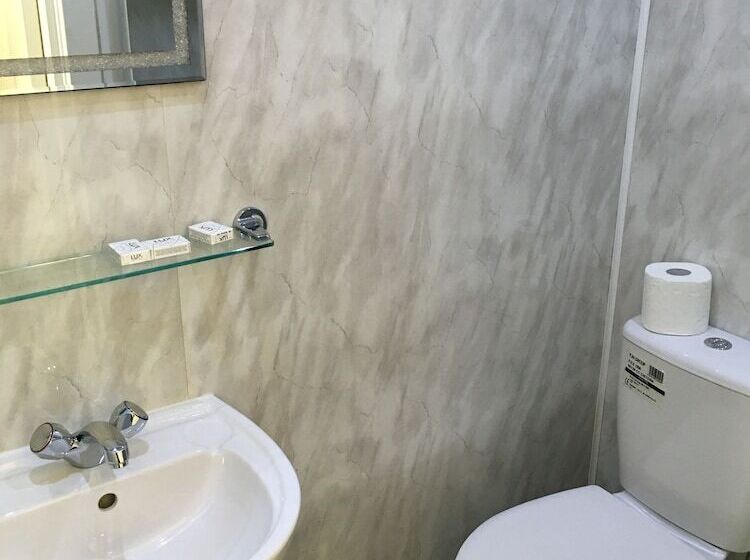 חדר סטנדרט לשלושה, Smiths